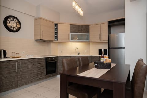 Kitchen or kitchenette, Dining area, oven