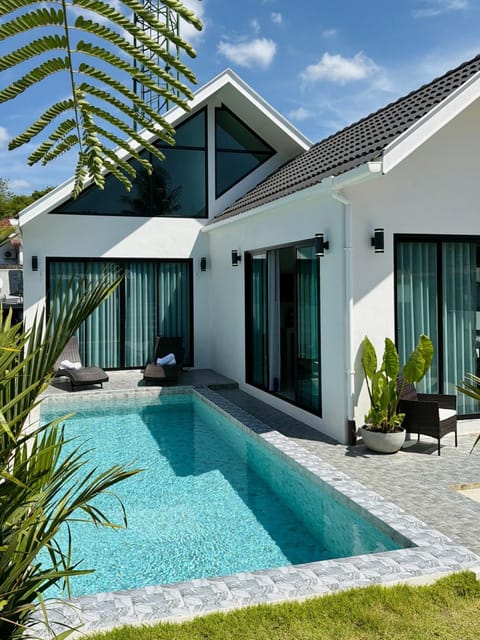 Property building, Patio, Day, Garden, Garden view, Pool view, Swimming pool, sunbed