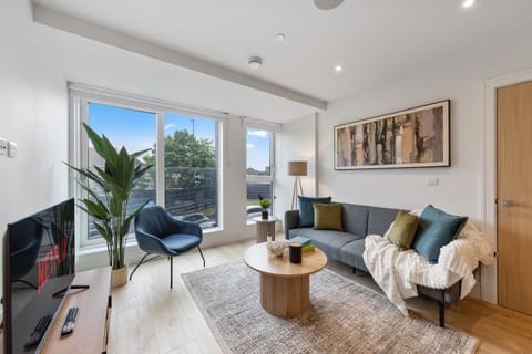 TV and multimedia, Living room, Seating area, Evening entertainment