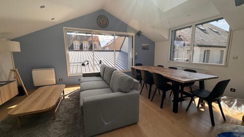 Communal lounge/ TV room, Lobby or reception