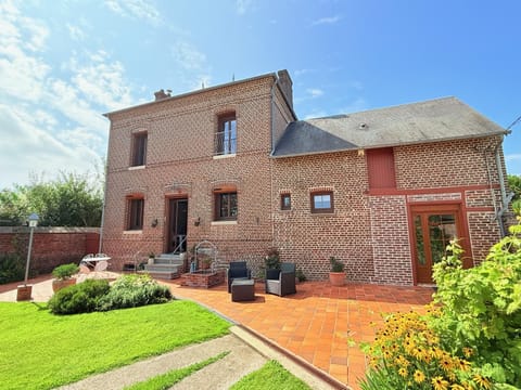 Property building, Garden, Garden, Balcony/Terrace, Garden view, Parking