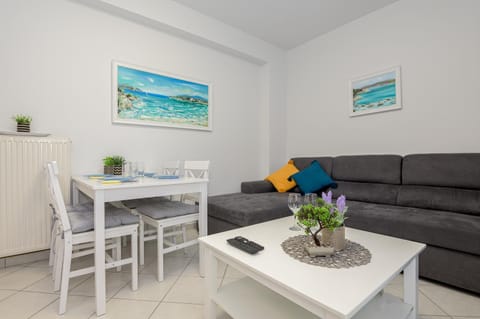 Living room, Seating area, Dining area, internet