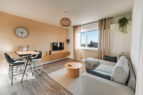 Communal lounge/ TV room, TV and multimedia, Living room, Seating area, Dining area, Evening entertainment