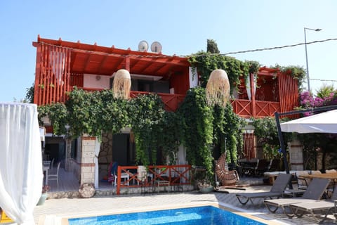 Property building, Day