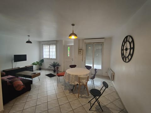 T3 spacieux proche gare Montargis Wifi linges fournis Apartment in Centre-Val de Loire
