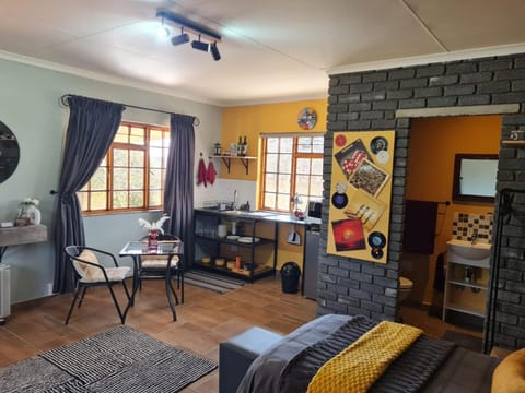 Bed, Kitchen or kitchenette, Photo of the whole room, Seating area, Dining area, Bedroom