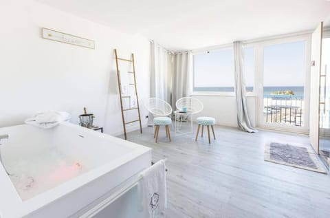 View (from property/room), Photo of the whole room, Sea view, Bath