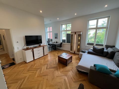 Communal lounge/ TV room, TV and multimedia, Living room, Seating area, Evening entertainment