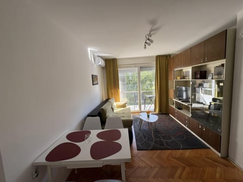 Bed, Living room, Photo of the whole room, Seating area, Dining area