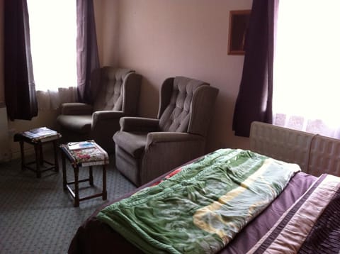 Photo of the whole room, Seating area