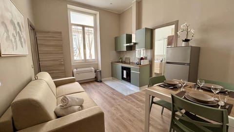Kitchen or kitchenette, Living room, Seating area, Dining area, oven, stove