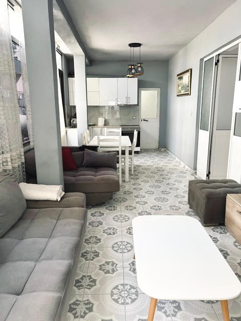 Kitchen or kitchenette, Living room, Seating area, Dining area