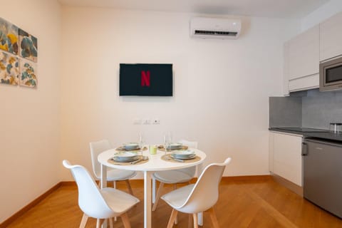 TV and multimedia, Kitchen or kitchenette, Dining area, oven, air conditioner