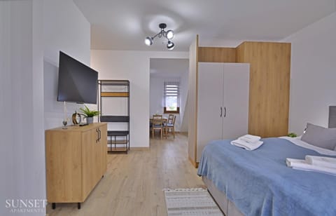 Bed, TV and multimedia, Photo of the whole room, Bedroom, towels, wardrobe