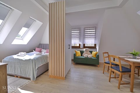 Bed, Living room, Photo of the whole room, Seating area, Bedroom, towels