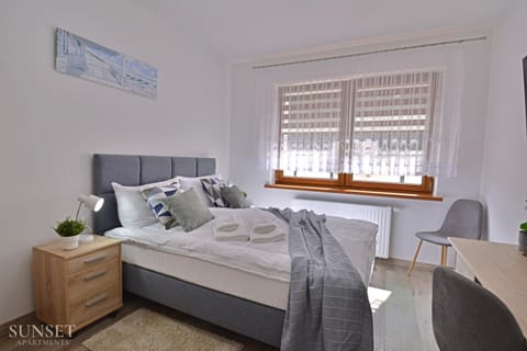 Bed, Photo of the whole room, Seating area, Bedroom