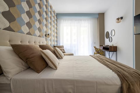 Bed, Living room, Photo of the whole room, Seating area, Bedroom
