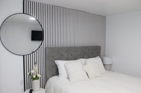 White Cozy Roomzzz Vacation rental in Oldham