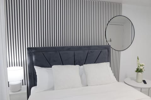 White Cozy Roomzzz Vacation rental in Oldham