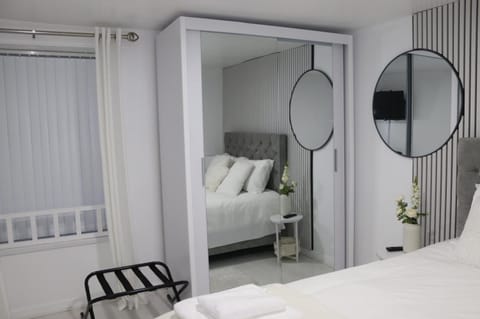 White Cozy Roomzzz Vacation rental in Oldham