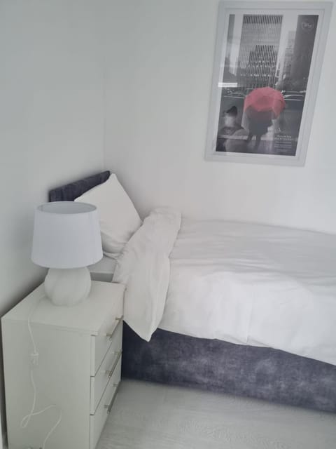 White Cozy Roomzzz Vacation rental in Oldham