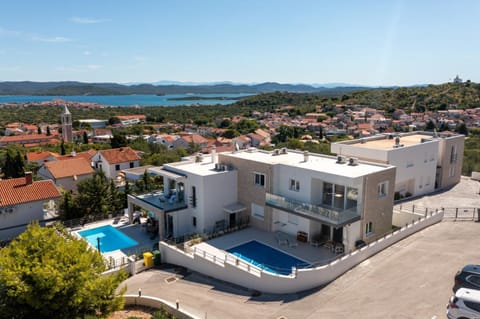 Property building, Neighbourhood, Balcony/Terrace