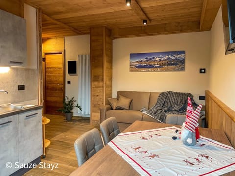 TV and multimedia, Kitchen or kitchenette, Living room, Photo of the whole room, Seating area