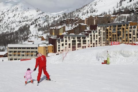 Day, People, Natural landscape, Winter, Skiing, children, group of guests, Family