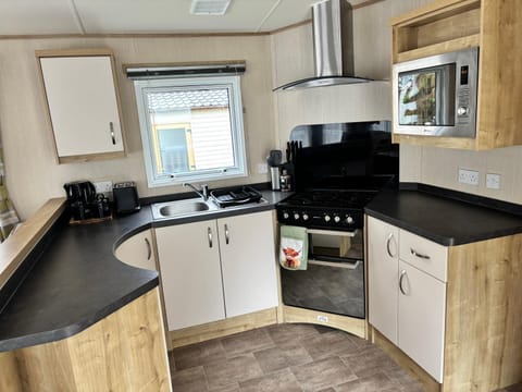 Kitchen or kitchenette, pet friendly, stove