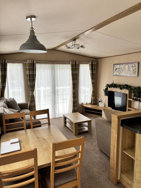 TV and multimedia, Kitchen or kitchenette, Living room, Seating area, Dining area