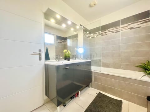 Casa Masena - 9 personnes, CLIM, Jardin, 7 lits, 2 WC Apartment in Provence-Alpes-Côte d'Azur