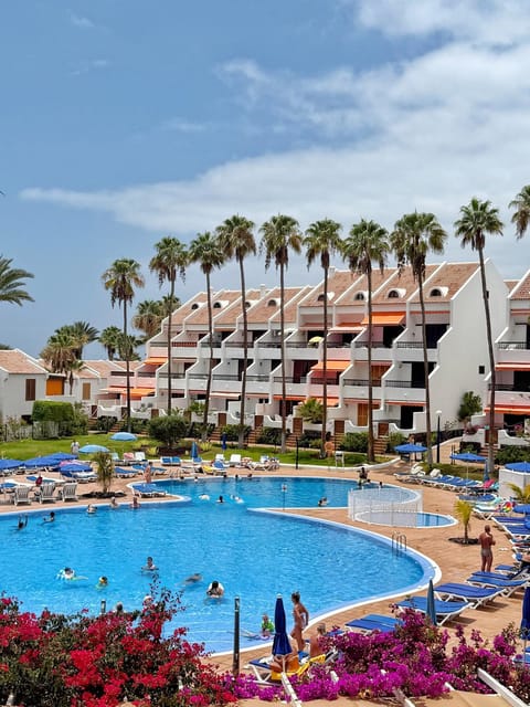 Property building, Day, Pool view, Swimming pool, sunbed
