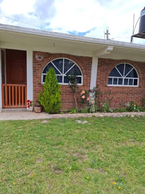 Hospedaje Migue y Cata y Centro Holístico Kuatlicue House in Chignahuapan