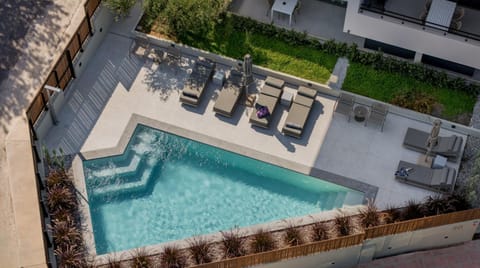 Swimming pool, sunbed