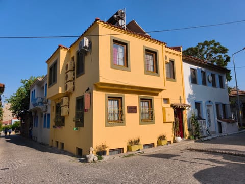 Property building, Facade/entrance, Day, Neighbourhood, View (from property/room), City view, Street view, acessibility