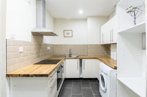 Kitchen or kitchenette, oven, pet friendly, stove, washing machine