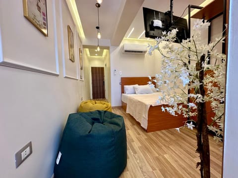 Bed, TV and multimedia, Photo of the whole room, Seating area