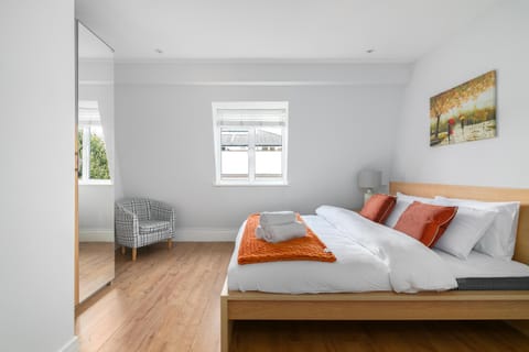 Bed, Living room, Photo of the whole room, Seating area, Bedroom