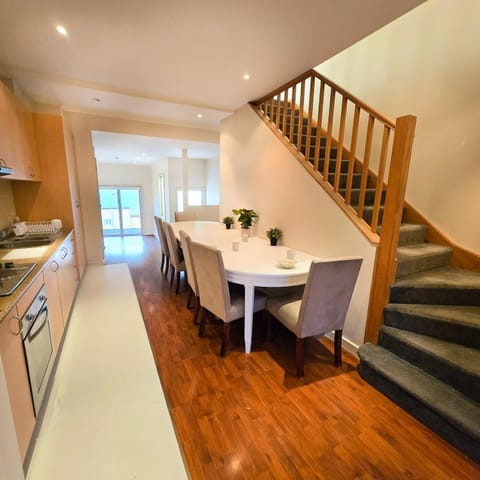 Kitchen or kitchenette, Dining area, stove