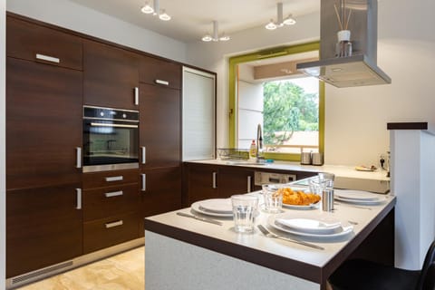 Kitchen or kitchenette, Dining area, dishwasher, oven, stove