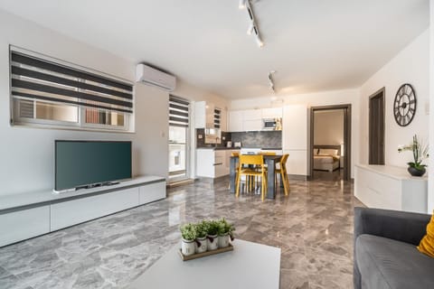 TV and multimedia, Kitchen or kitchenette, Living room, Seating area, Dining area, oven