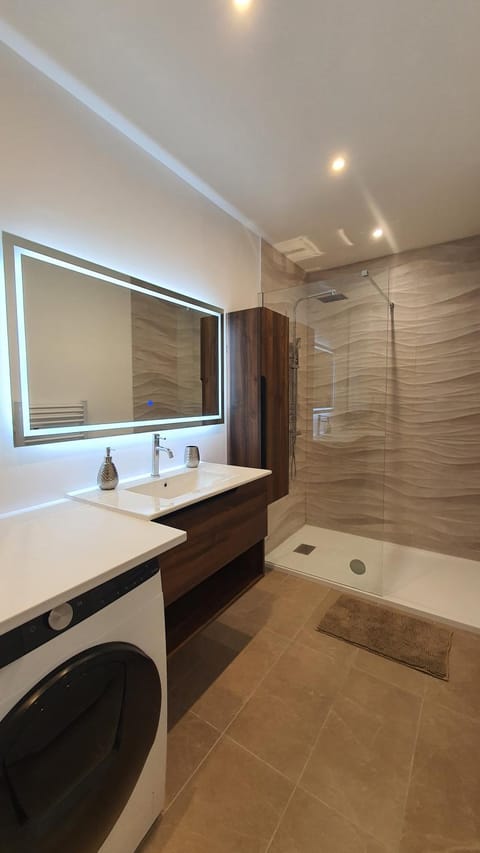 Shower, Bathroom, towels