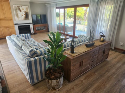 Communal lounge/ TV room, TV and multimedia, Living room, Seating area