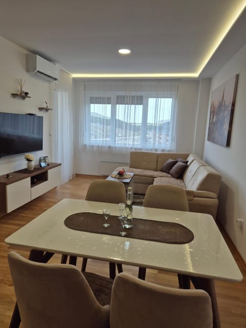 Communal lounge/ TV room, TV and multimedia, Living room, Seating area, Dining area, air conditioner