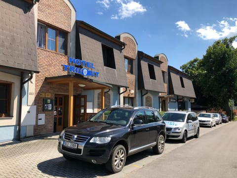 Property building, Facade/entrance, Property logo or sign, Street view