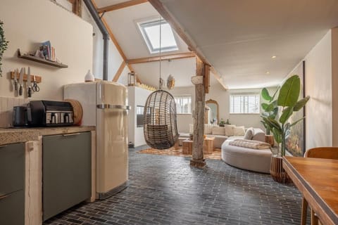 Coffee/tea facilities, Kitchen or kitchenette, Living room, Photo of the whole room, Seating area
