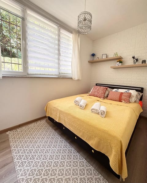 Bed, Bedroom, towels