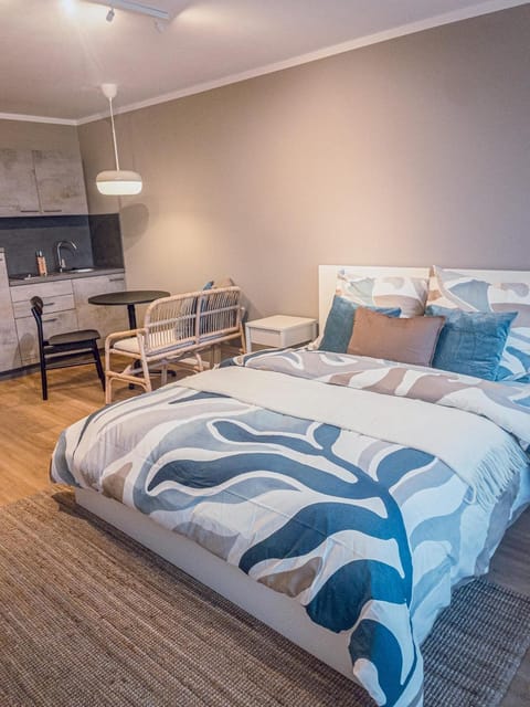 Bed, Living room, Photo of the whole room, Seating area, Bedroom