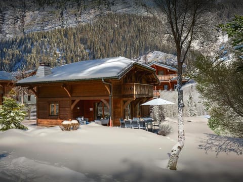 Property building, Day, Natural landscape, Winter, Mountain view