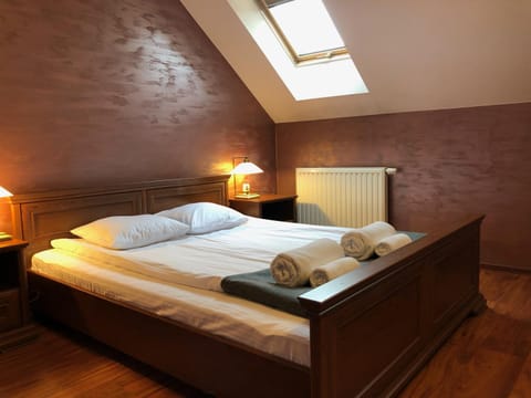 Bed, Guests, towels